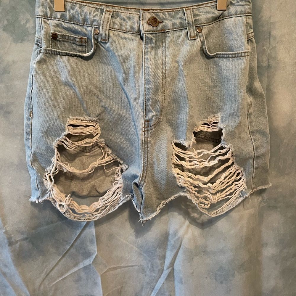 NASTY GAL • High Waisted Distressed shorts - Picture 5 of 9